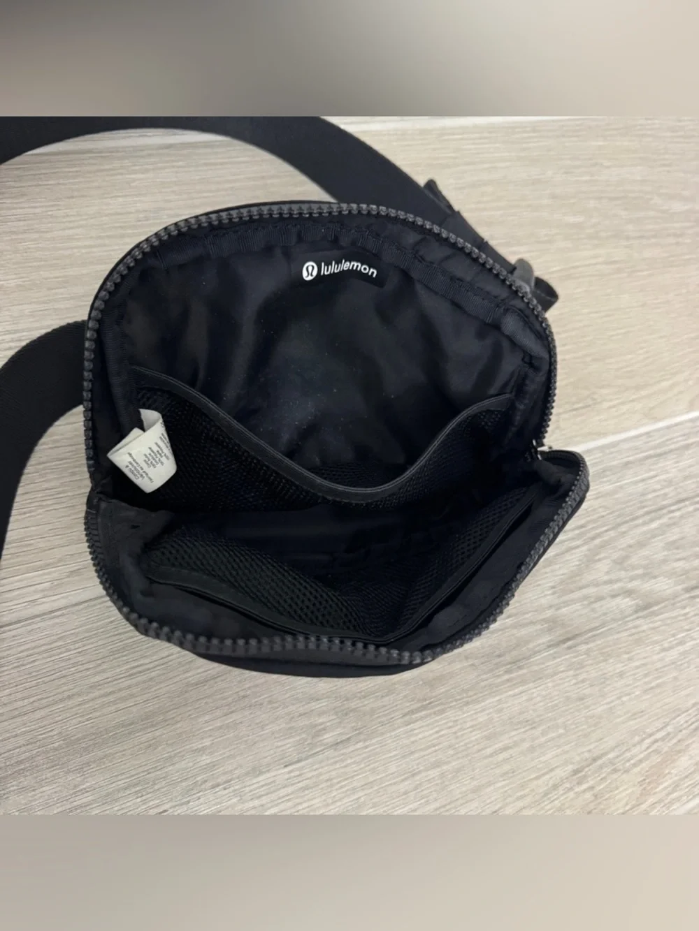 Lululemon Everywhere Belt Bag 1L 🖤 - Picture 5 of 7